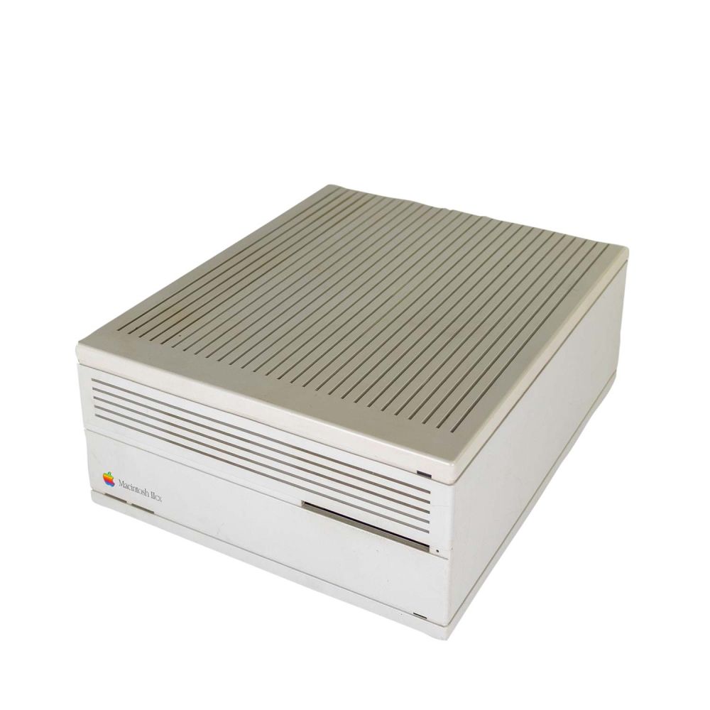 Macintosh IIcx schräg von oben vorne