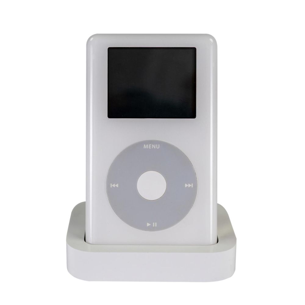 iPod classic 4. Generation senkrecht in der dazugehörigen Ladestation