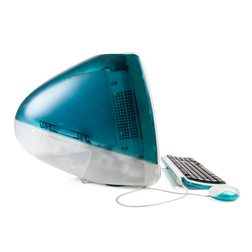 iMac G3 türkis von der Seite mit Tastatur und Maus
