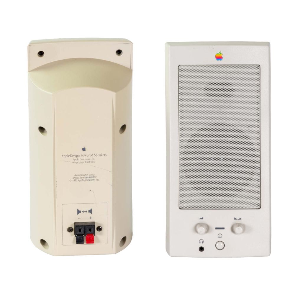 AppleDesign Powered Speakers einer von vorne und einer von hinten