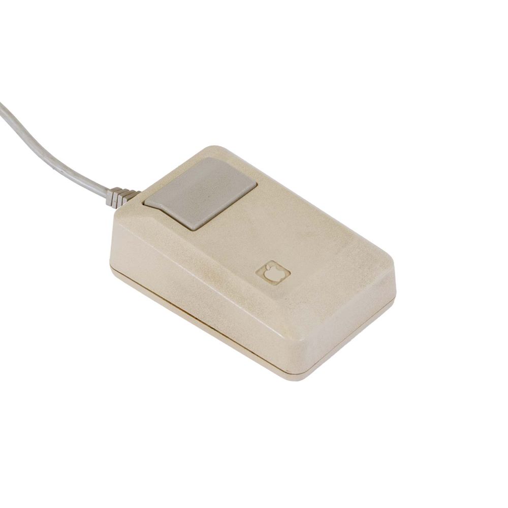 Macintosh Mouse leicht seitlich in Nahaufnahme. Die Maustaste ist zu sehen