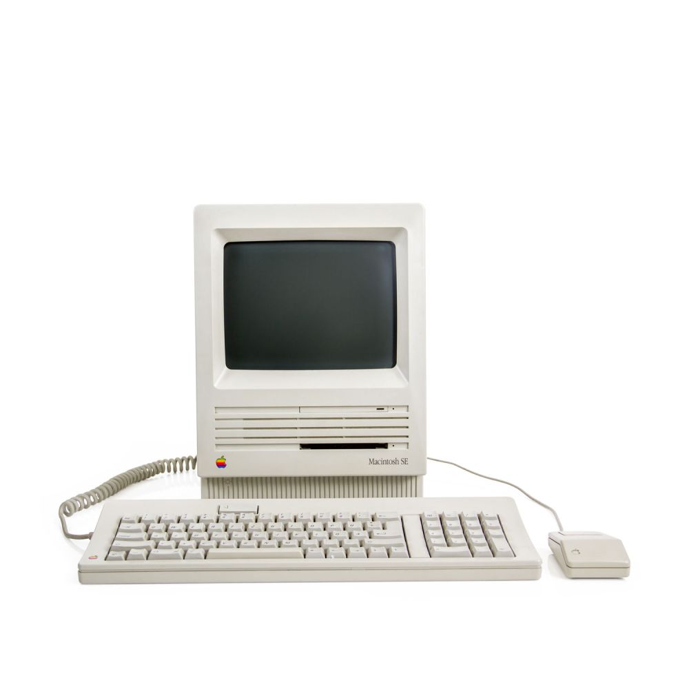 Macintosh SE mit Tastatur und Maus