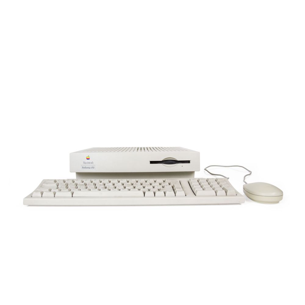 Macintosh Performa 450 mit Tastatur und Maus