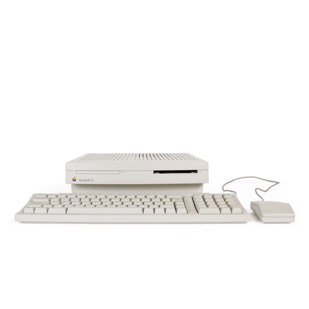 Macintosh LC mit Tastatur und Maus