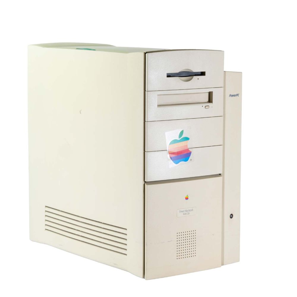 Power Macintosh 9600/233 schräg von vorne links