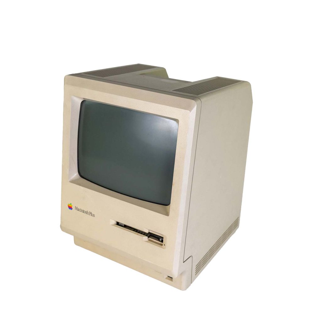 Macintosh Plus schräg vorne