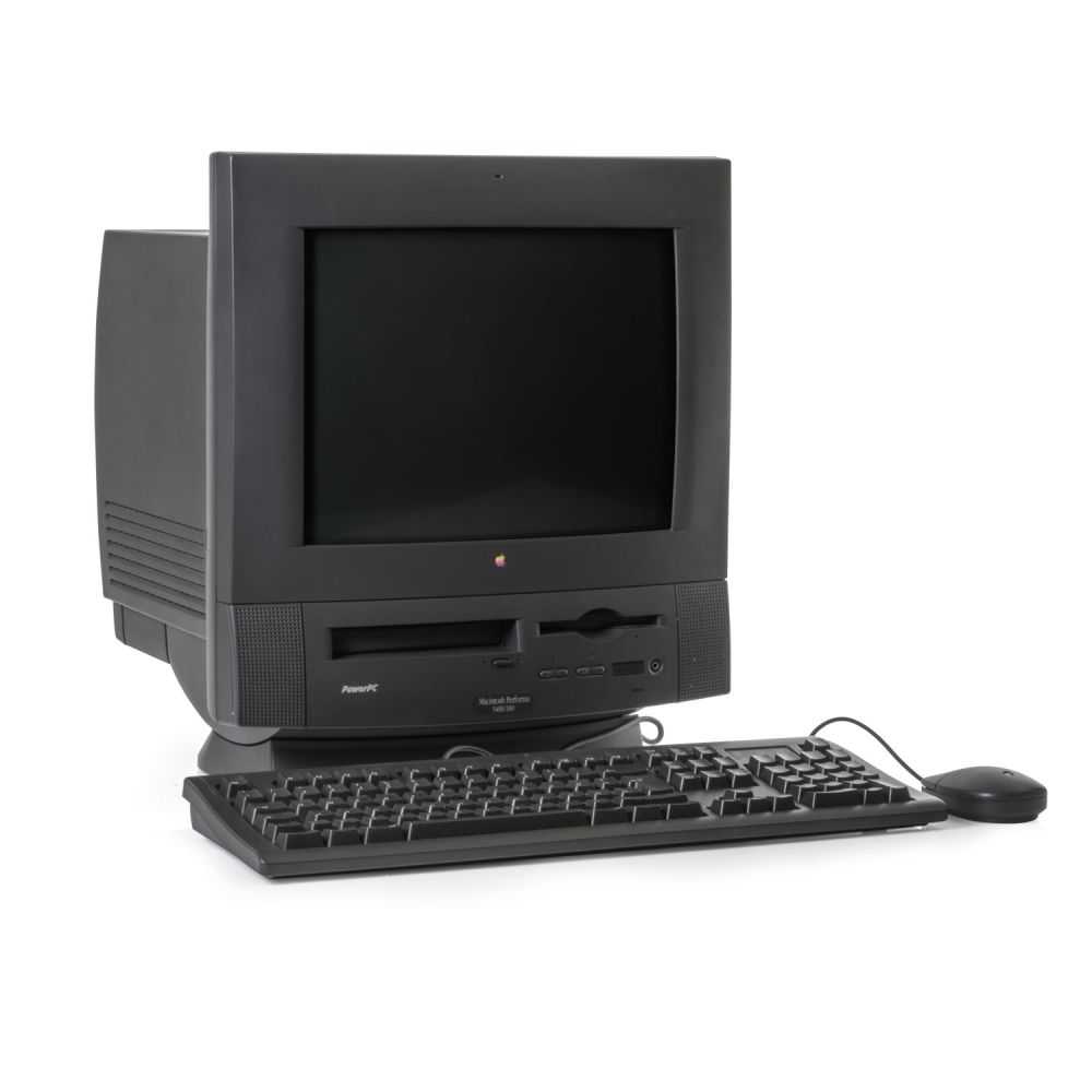 Macintosh Performa 5400/180 schräg von vorne mit Tastatur und Maus