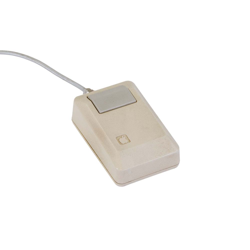 Macintosh Mouse leicht seitlich. Maustasten sind zu sehen
