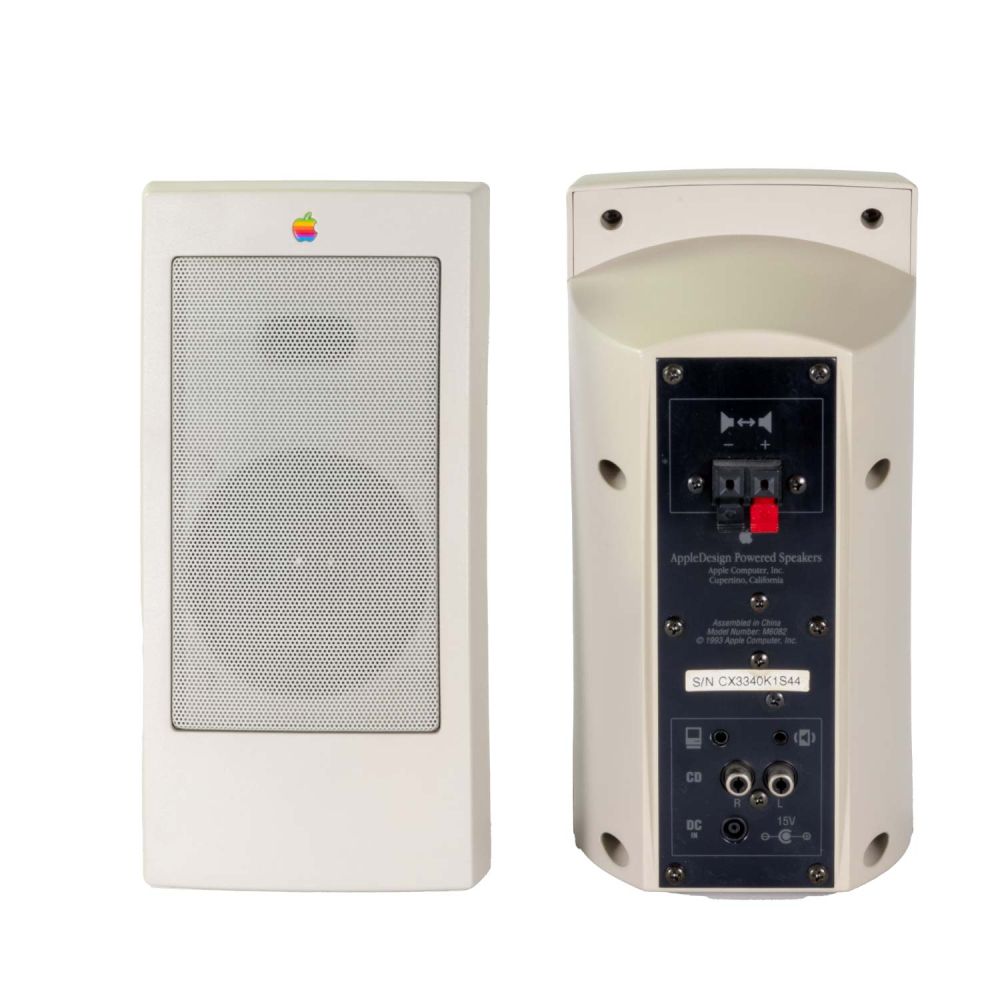 zwei AppleDesign Powered Speakers einer von vorne und einer von hinten