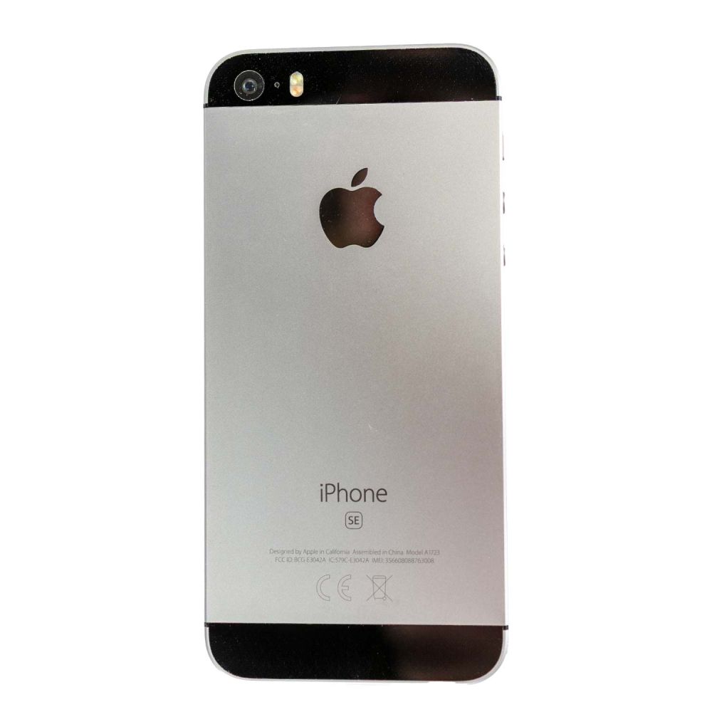 iPhone SE in Space Grau senkrecht von der Rückseite zu sehen