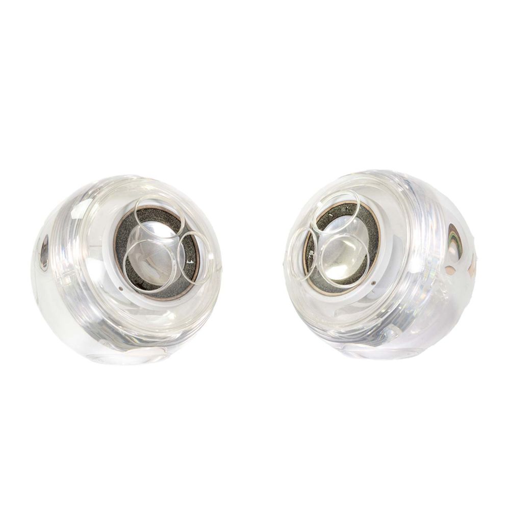 Zwei Apple Pro Speaker, die zueinander ausgerichtet sind