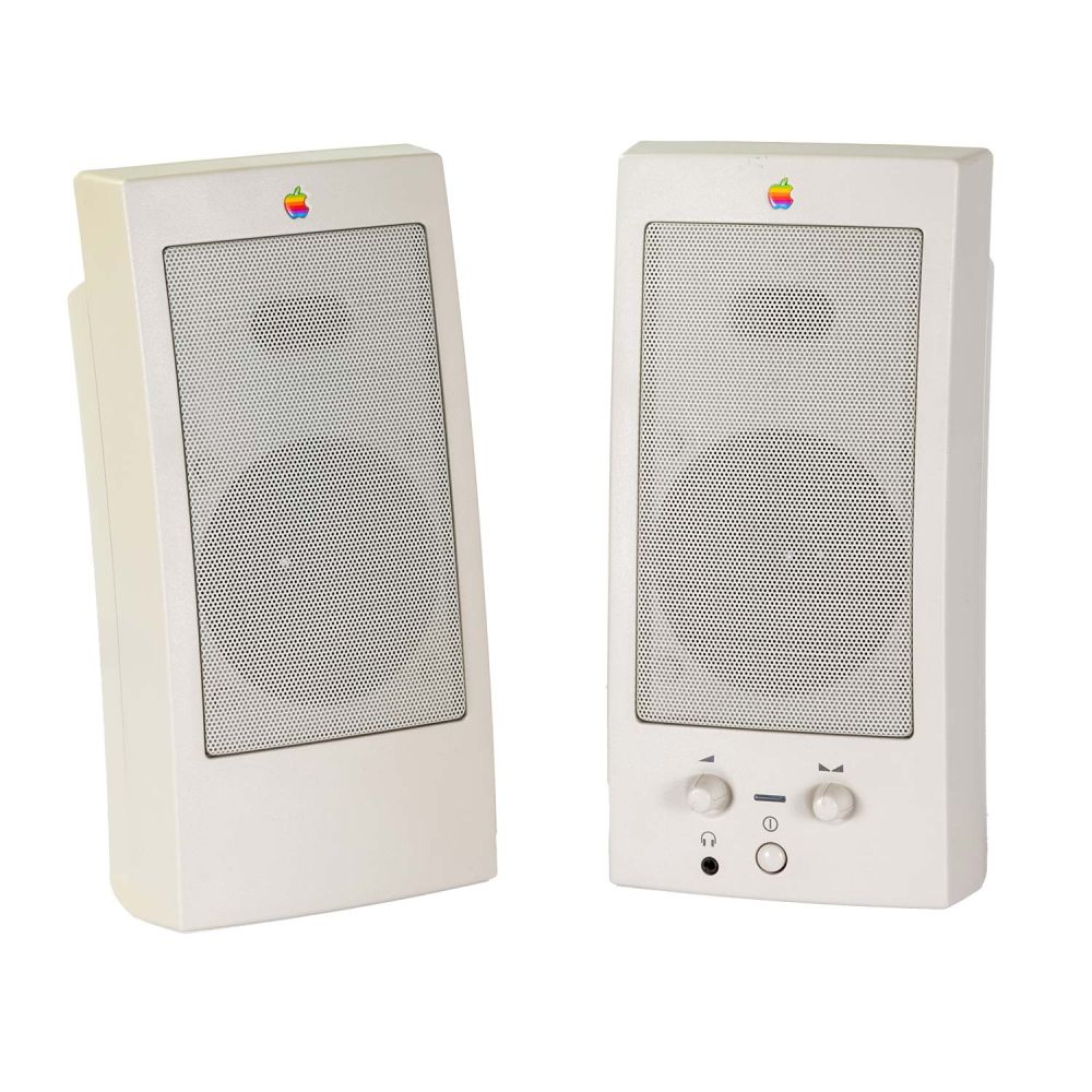 AppleDesign Powered Speakers beide leicht zur Mitte gedreht