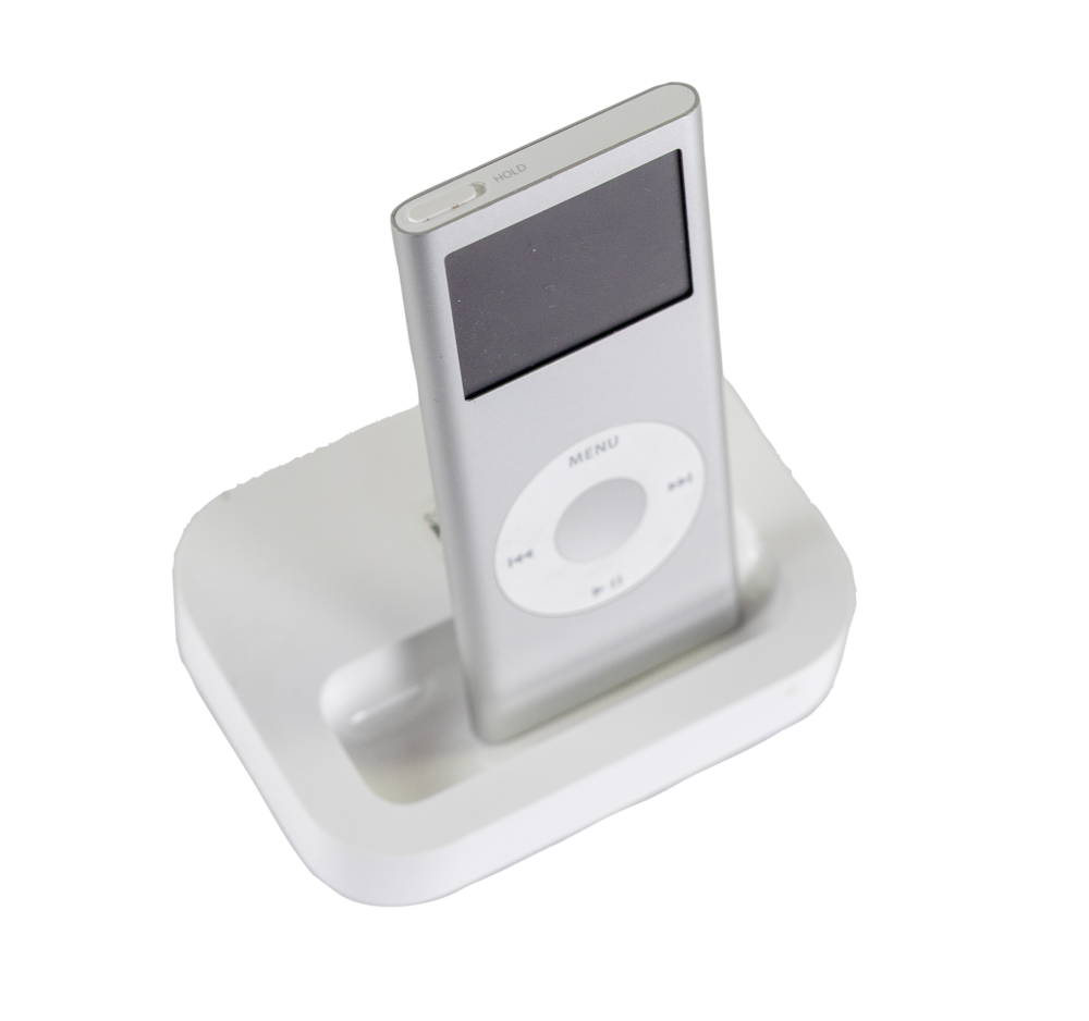 Silberner iPod nano 2 in der Ladeschale