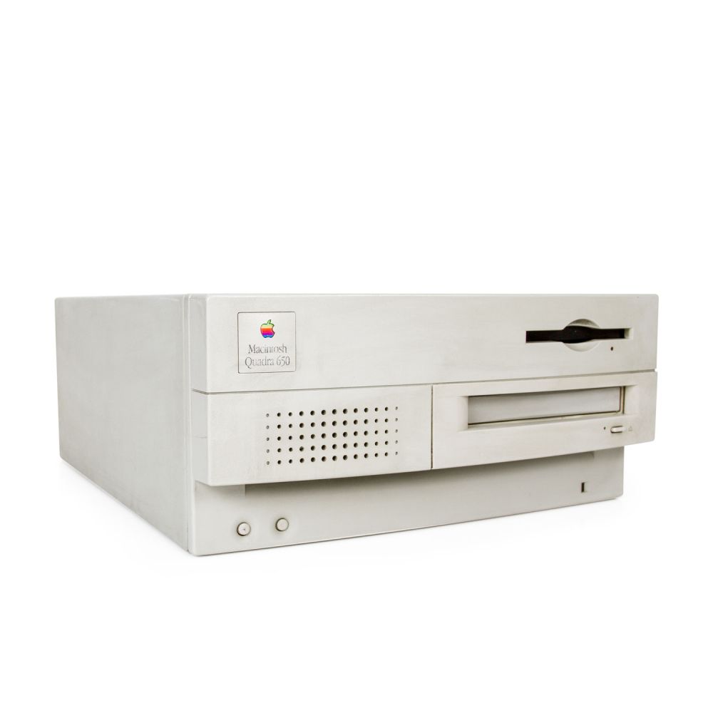 Macintosh Quadra 650 schräg von vorne