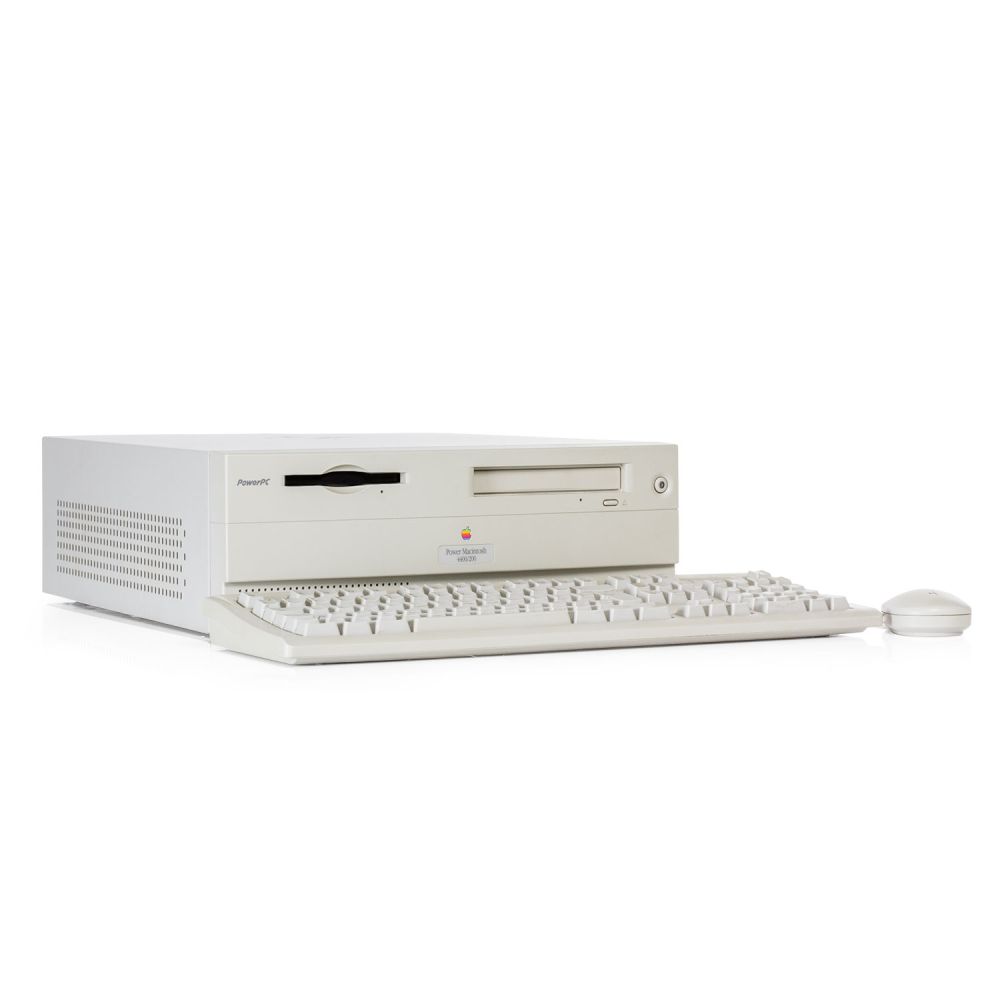 Power Macintosh 4400/200 schräg von vorne mit Tastatur und Maus