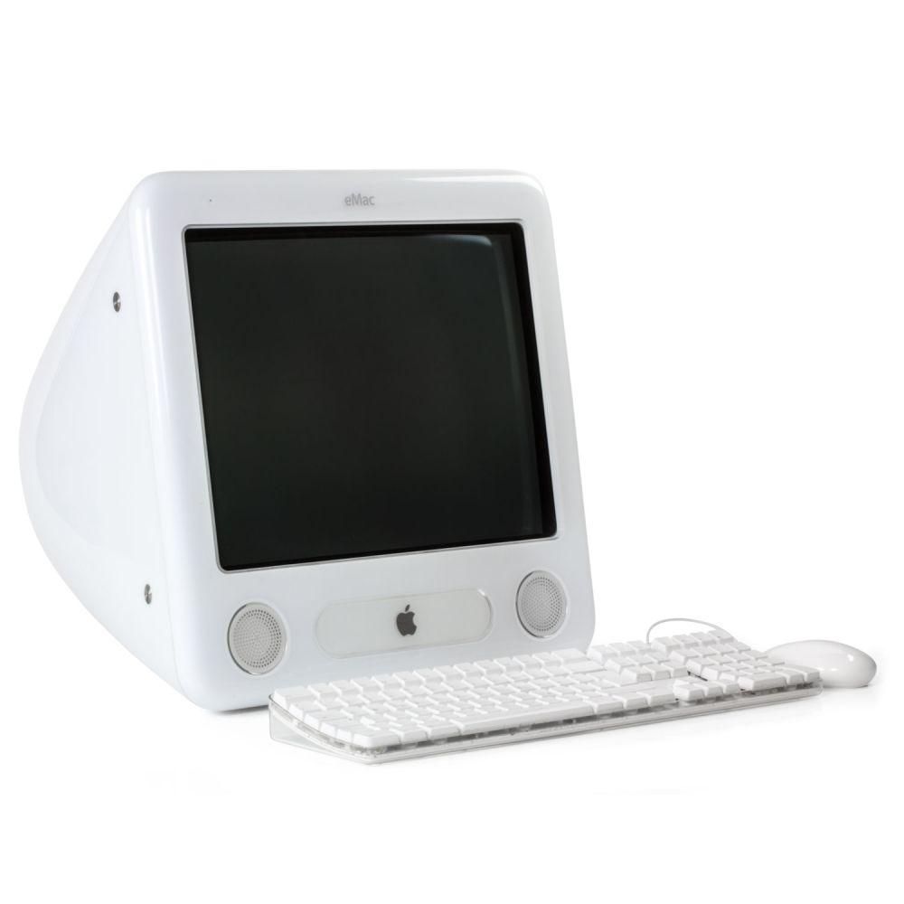 eMac mit Tastatur und Maus schräg von der Seite