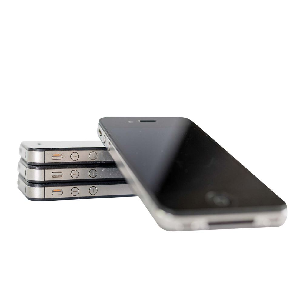 Drei schwarze iPhone 4s gestapelt und ein weiteres dran angelehnt
